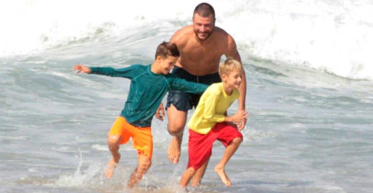 Rodrigo Hilbert se diverte com os filhos gêmeos em praia no Rio