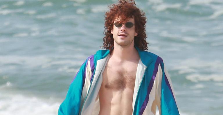 Maurício Destri grava cenas de ‘Os Dias Eram Assim’ em praia no Rio