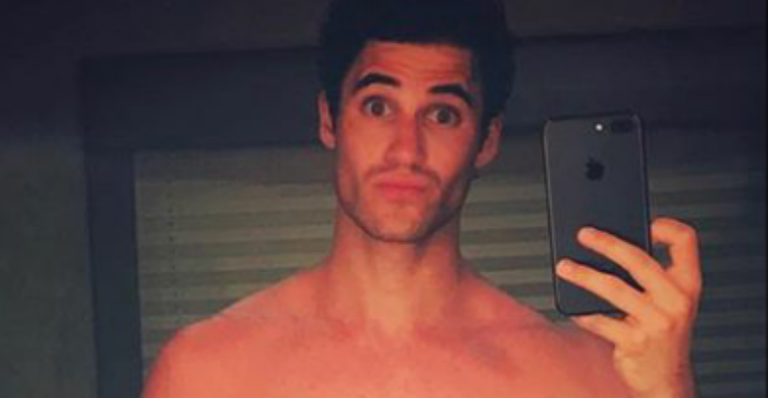 Darren Criss, de ‘Glee’, publica foto nu e é comparado ao boneco Ken