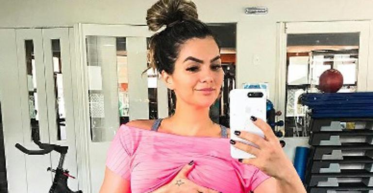 Kelly Key levanta a blusa para mostrar a barriga sarada 4 meses após dar à luz