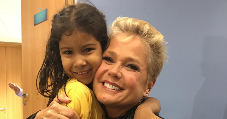 Atriz mirim Isabella Silvestre realiza o sonho de conhecer Xuxa