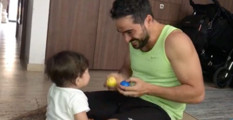Que fofo! Alfonso Herrera mostra vídeos brincando com o filho