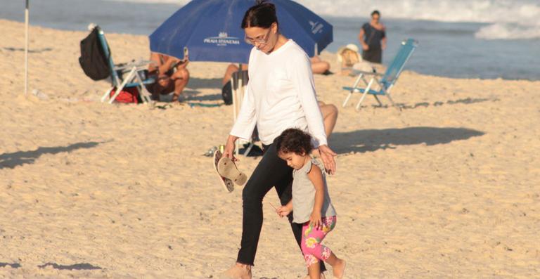 Carolina Ferraz curte dia na praia com a filha caçula