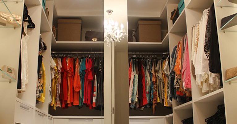 Guarda-roupa: saiba como organizar para montar seu look rápido sem bagunça
