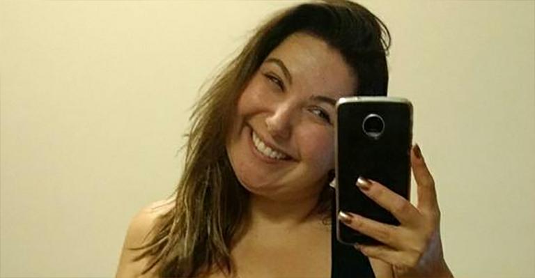Mariana Xavier sensualiza em frente ao espelho de top e calcinha e brinca: ‘Gordelícia’
