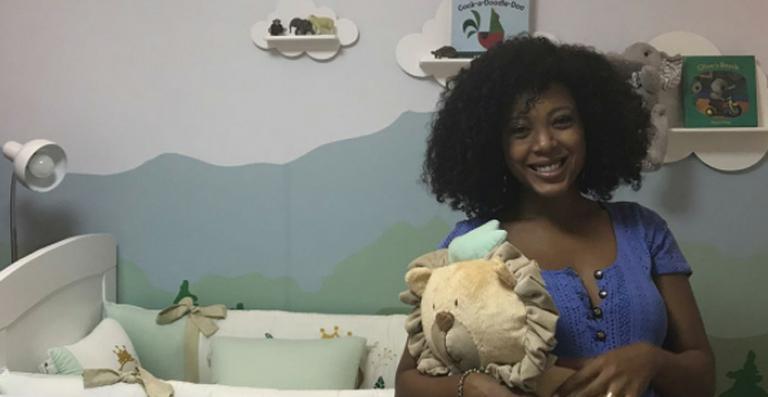 Negra Li mostra detalhe da decoração do quarto do filho