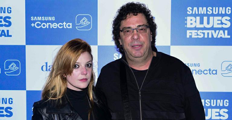 Após Baby do Brasil, Casagrande troca carinhos com nova namorada