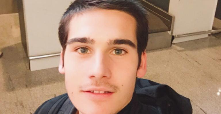 Nicolas Prattes viaja para Nova York com a mãe