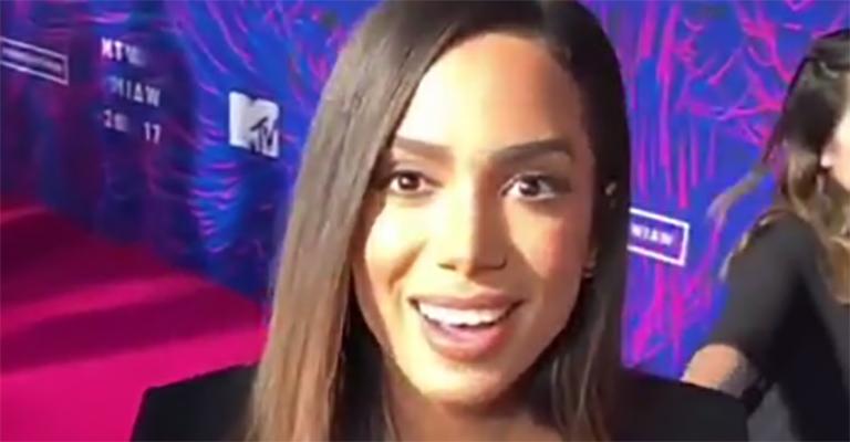 Anitta brinca sobre ‘namorado’: “Eu existo e ele não”