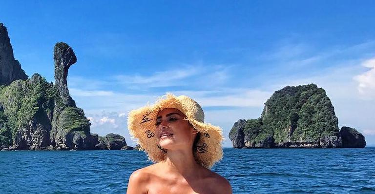De biquíni tomara que caia, Thaila Ayala exibe suas curvas na Tailândia