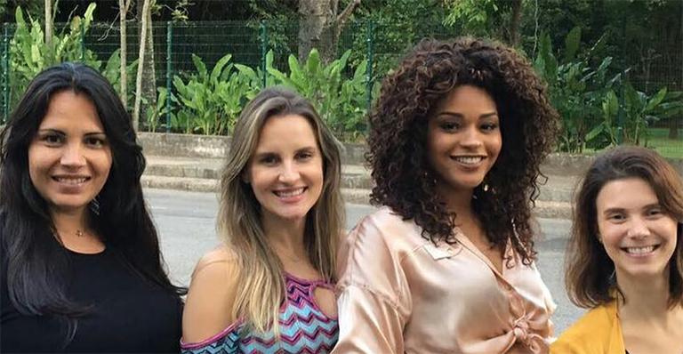 Juliana Alves se reúne com amigas grávidas e deixa o barrigão de fora