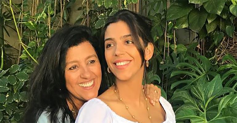 Regina Casé abraça o barrigão da filha grávida e pergunta: “Que amor doido é esse?”
