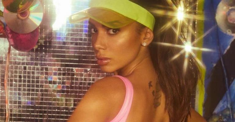 Anitta faz sequência de desabafos em inglês e intriga fãs no Twitter