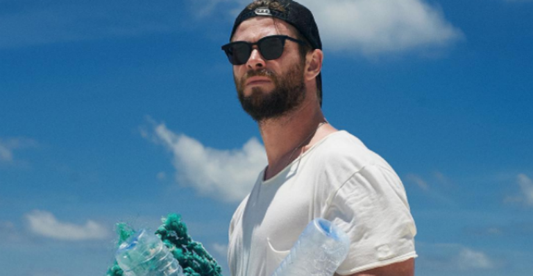 Chris Hemsworth e Brie Larson ajudam a limpar praia