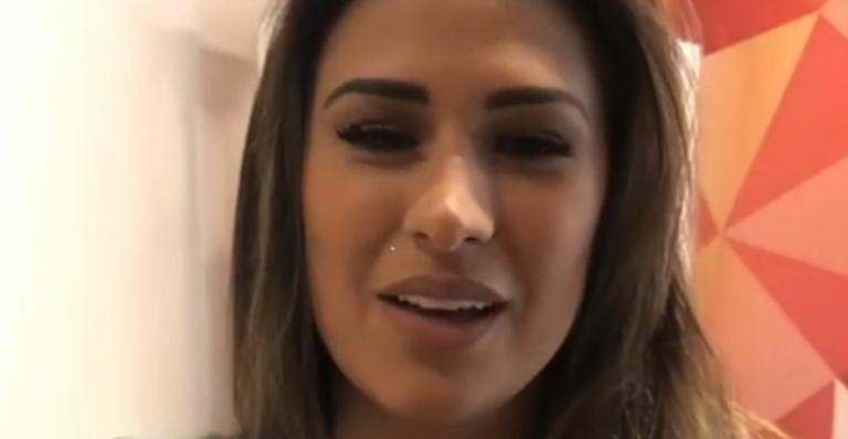 Simone, da dupla com Simaria, aparece sequinha em look sem sutiã e ganha elogios dos fãs