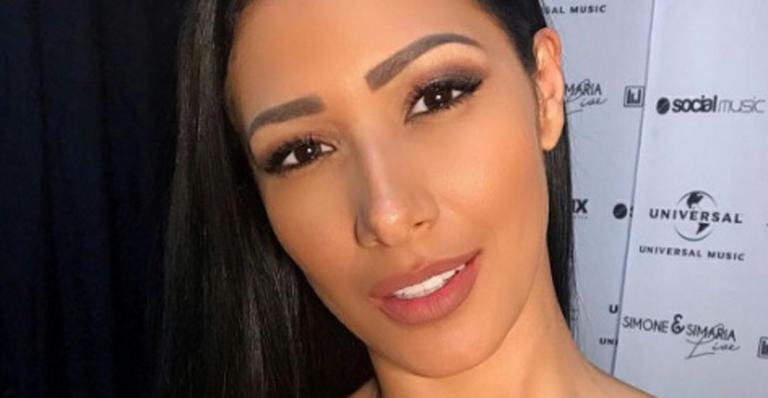 Simaria, irmã de Simone, completa 35 anos com beijo do marido gato e carinho dos dois filhos