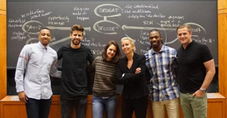 Katie Holmes e Gerard Piqué se tornam colegas de classe em Harvard