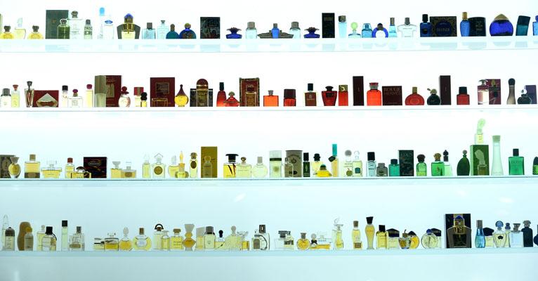 Saiba como fazer o aroma do seu perfume durar mais no frasco e ele render por mais tempo