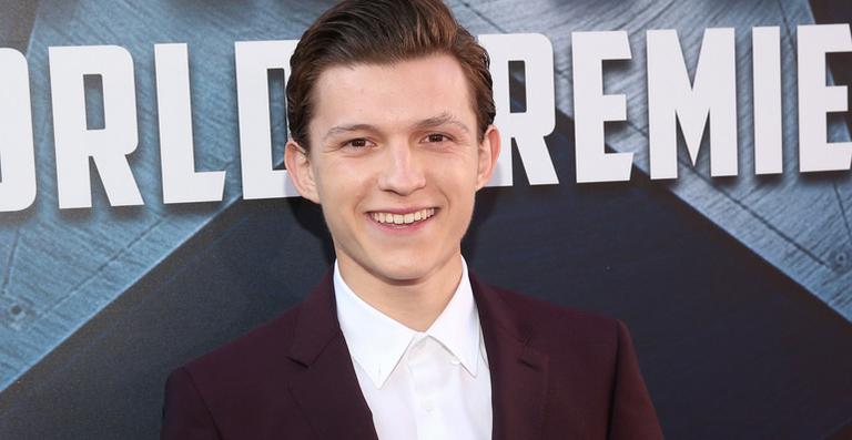 Tom Holland visita crianças com fantasia do Homem-Aranha
