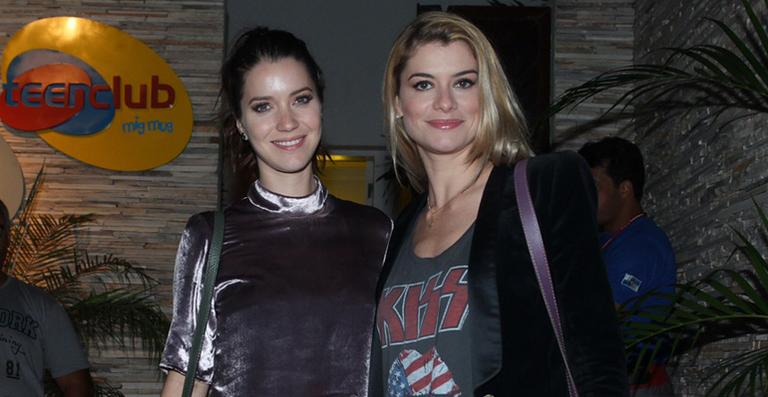 Elenco se reúne para assistir ao último capítulo de Rock Story