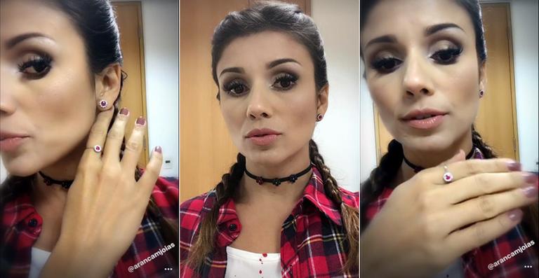 Paula Fernandes mostra as joias que ganhou de Thiago Arancam
