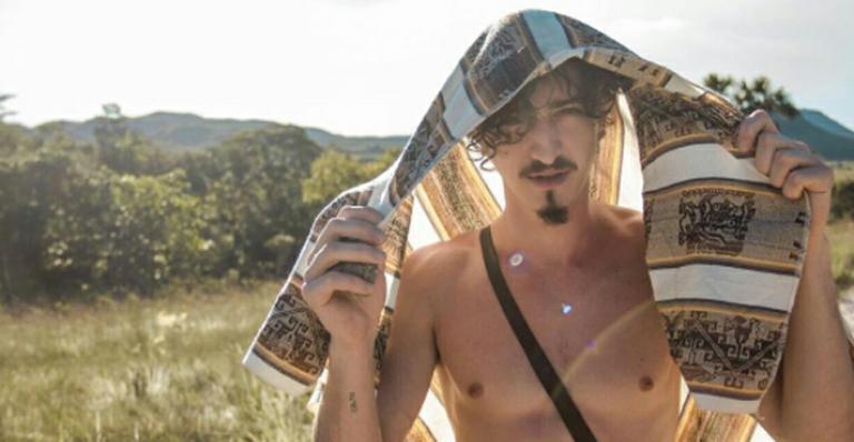 Johnny Massaro faz ensaio ousado dentro d’água
