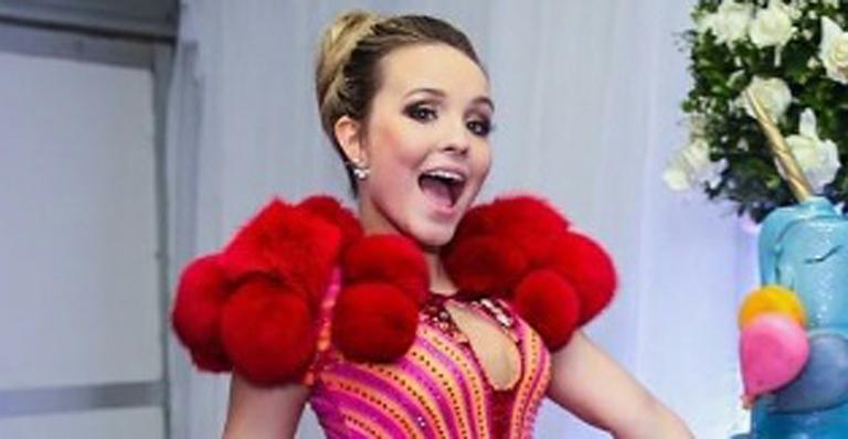 Larissa Manoela usa look extravagante no ‘Arraiá do Galinho’ e internautas não perdoam