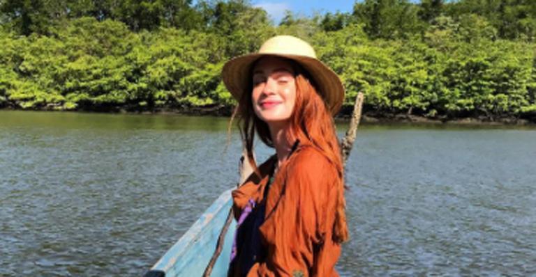 Marina Ruy Barbosa exibe boa forma em passeio de canoa