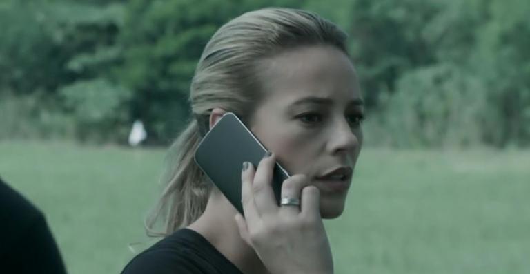Personagem de Paolla Oliveira atende o celular de ponta cabeça em ‘A Força do Querer’