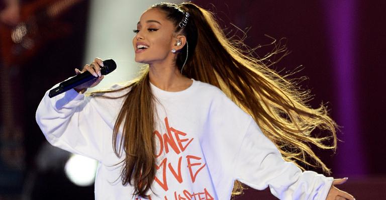 Ariana Grande e sua equipe tatuam símbolo de Manchester em homenagem às vítimas de atentado