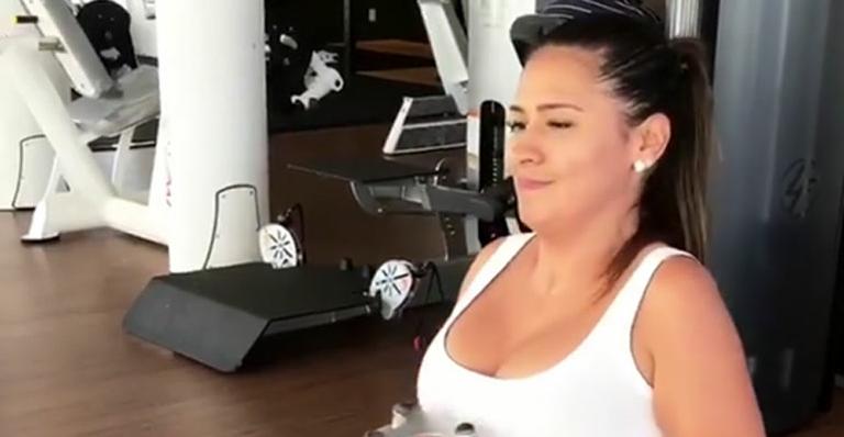 Simone, dupla com Simaria, mostra rotina na academia e reclama: “Queria que fosse mágica”