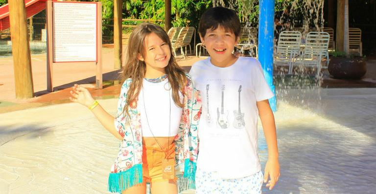 Letícia Braga e Pedro Henrique se divertem em parque aquático