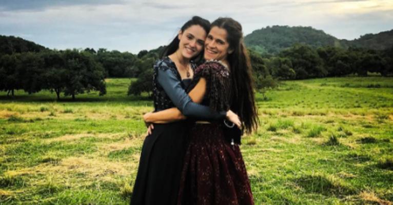 Isabelle Drummond e Ingrid Guimarães se divertem nos bastidores de Novo Mundo: “Rival predileta”