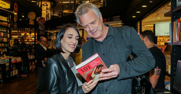 Pedro Bial e Maria Prata, grávida, vão a lançamento de livro