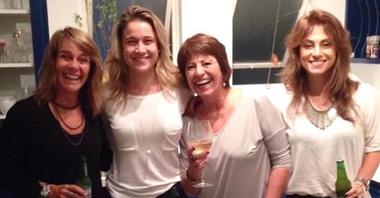 Fernanda Gentil e a namorada, Priscila Montandon, posam juntas com as mães e brincam: “Somos mais maduras”
