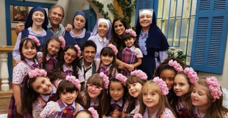 Zezé Di Camargo visita gravações da novela ‘Carinha de Anjo’