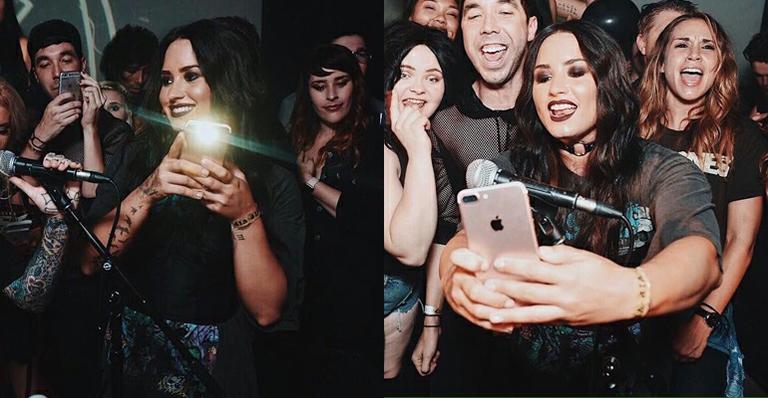Demi Lovato curte festa emo e canta hits dos anos 2000