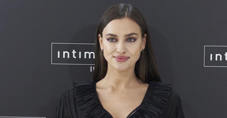 2 meses após dar à luz, Irina Shayk surpreende fãs ao exibir barriga sequinha