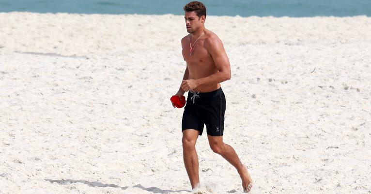 Sem camisa, Cauã Reymond exibe boa forma ao correr em praia no RJ