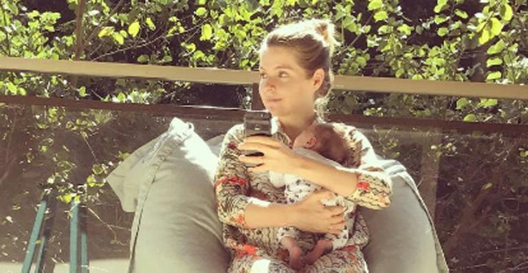 Vitória Frate mostra foto com a filha recém-nascida