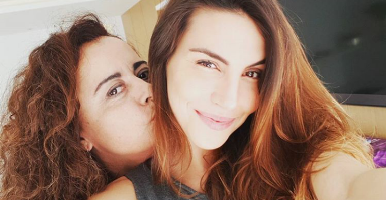 Mel Fronckowiak mostra a primeira foto após nascimento da filha