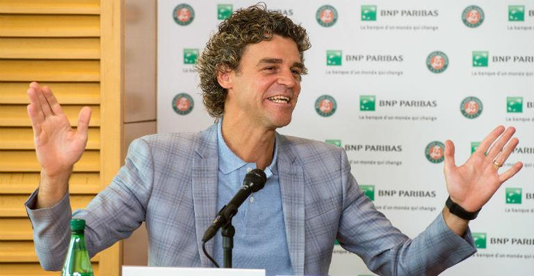 Gustavo Kuerten celebra 20 anos após o 1° título em Roland Garros