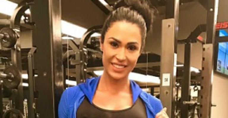Gracyanne Barbosa posa com cachorro gigante no colo e diz: “Neném da mamãe”