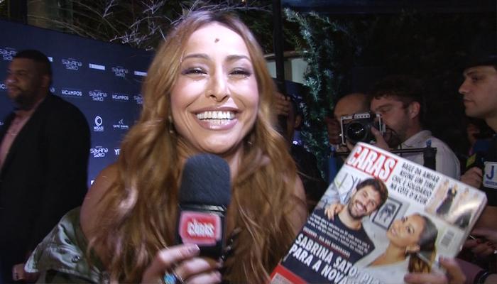Sabrina Sato comemora capa da Revista CARAS ao lado do amado