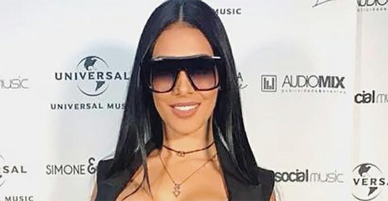 Só de sutiã, Simaria Mendes esbanja sensualidade ao se apresentar ao lado da irmã, Simone