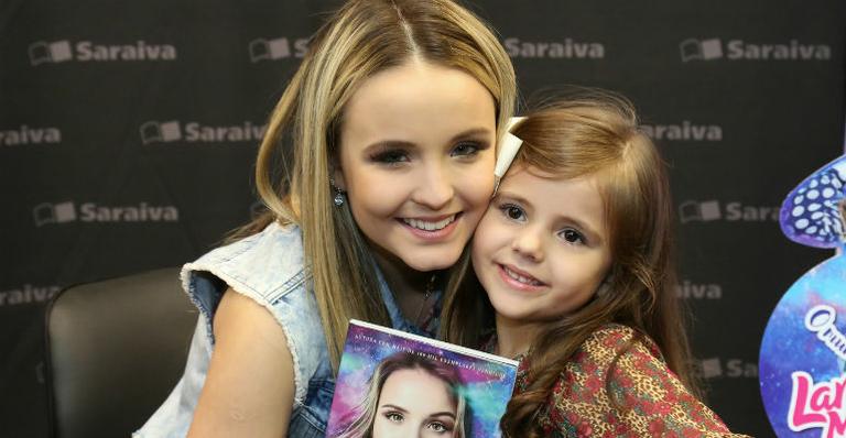 Larissa Manoela lança seu livro e gera comoção no Rio de Janeiro
