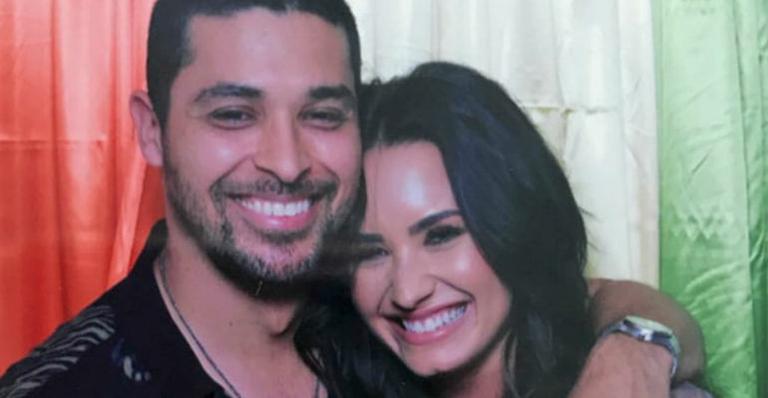 Demi Lovato posa com o ex-namorado e declara: “Amigos acima de tudo”