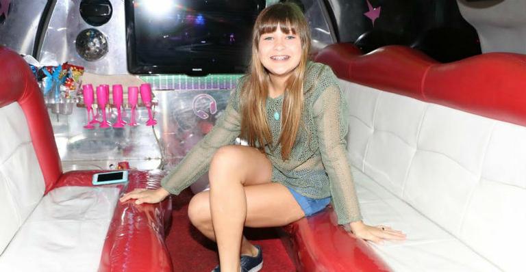 Com amigas, Nikki Meneghel comemora seus 12 anos