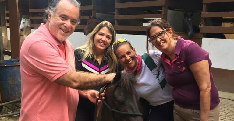 Tony Ramos faz aula de hipismo para estrear papel na TV