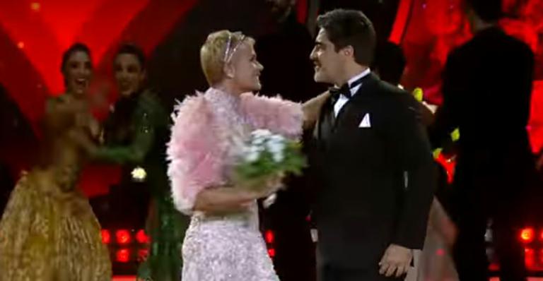 Xuxa dança e troca beijo com Junno Andrade no ‘Dancing Brasil’